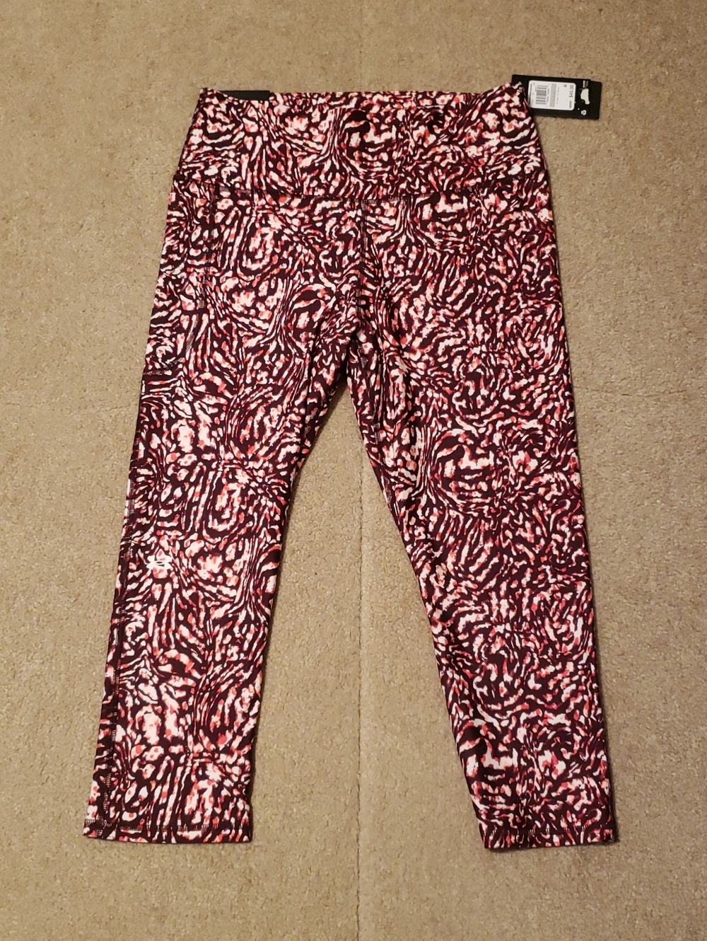 NWT Under Armour Print Compression High Rise Capris
